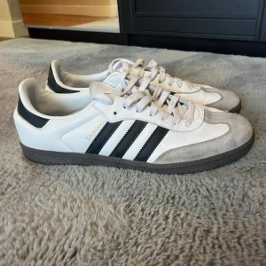 Adidas Samba - Tja! Säljer nu dessa feta sambas. Dom är i storlek 45.5 men passar 44-45. Skorna är köpta för ca 1.5 månad sen och dom är i dunder kvalite (9/10). Färgen är perfekt och det finns inga defekter på skorna. Priset går att diskuteras vid en snabb affär!🤝