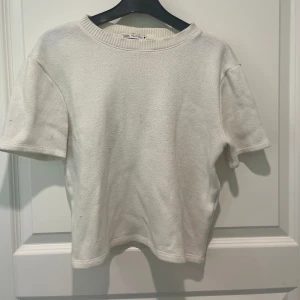 Stickad t-shirt - Stickad t-shirt från zara. Väl använd men är i bra skick.