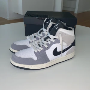 Air Jordan 1 mid  - Säljer dessa för att vi köpte fel storlek.  Färg: Cement grey/Black-white Använda sparsamt med original låda Discontinued Pris kan diskuteras 
