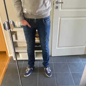 Replay Anbass (Slimfit) - Replay Anbass med storlek 29/32, köpta för 1500kr Oktober 2023, väldigt bra skick. (182 70KG) 