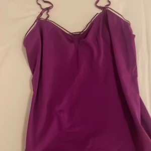 Lila linne - Lila snyggt linne nu inför sommaren. Fina detaljer vid uringningen. Stretchig. Använd max 1 gång.