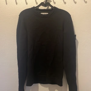 Stone island tröja - Säljer min stone island tröja som är storlek S  Det är ett litet ”hål” som man ser på sista bilden som har lagats.