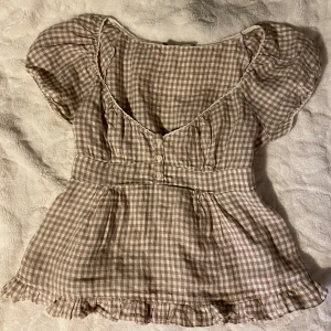 Brandy Blus - Såå söt blus från Brandy. Använd ca en gång. Väldigt somrig och hur söt som helst.💓  Storlek: One size(XS/S) Jag är 162.  Frakt tillkommer, kan alternativt hämtas.