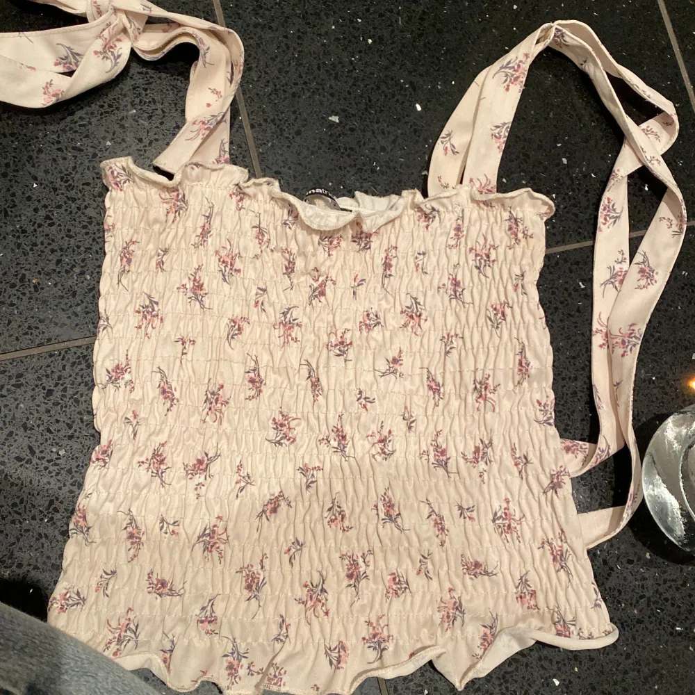 Säljer denna fina topp som passar perfekt nu till sommaren, storlek S och är från ginatricot . Yläosat.