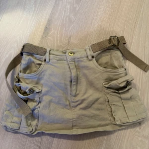 Kjol med inbyggda shorts - Bra skick.