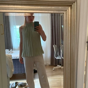 Zara blus grön  - Jättefin blus från zara! I en ljus grön/ salviagrön färg!  Helt oanvänd då jag inte hann lämna tillbaka när den var för stor för min smak!