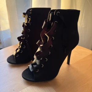 Klackar  - Klackar från Nelly, storlek 39. Endast testade.