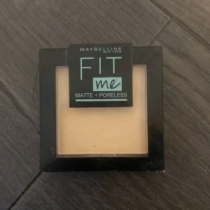 Puder  - Fit me puder. Har använt bara 2-3 gånger och passar inte mitt hudfärg. Hör av dig om du är intresserad 💗💗