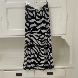 Gina kjol - Långkjol/midikjol från Gina tricot, bra skick, storlek M men upplever den som en S, slit till knät på framsidan