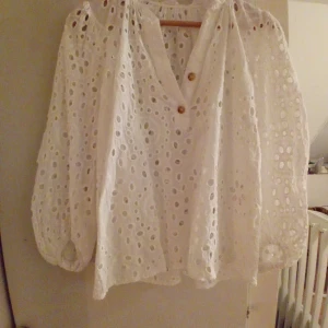 Blus/Skjorta  - Blus i broderi anglasie strl L, bomull/polyester. Inköpt på Bali, aldrig använd enbart tvättad.