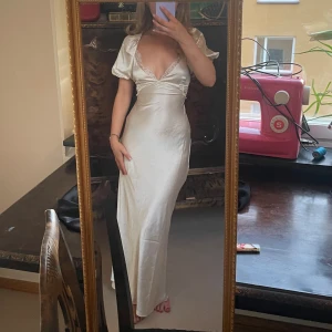 Satinklänning beige/guldtonad  - Mycket fin och elegant satinklänning i storlek 34, oanvänd.