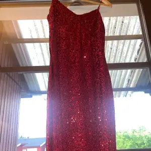 Röd glitter klänning ! Stl S och M 