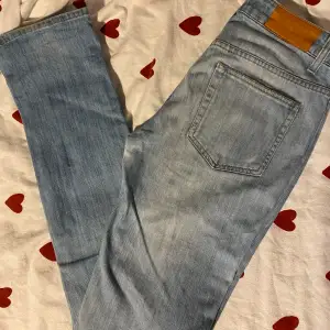 Vintage Acne jeans i gott skick.  Perfekt längd för mig(162 cm) men tyvärr lite för små.  Osäker på storlek då lappen är bortklippt, men skulle säga runt 34.  Pris kan diskuteras, skriv för funderingar! 💕  Frakt tillkommer, kan alternativt hämtas.