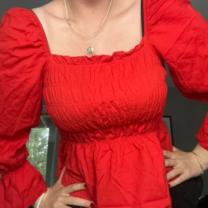 Röd tröja  - En väldigt fin långärmad volang tröja med bra passform. Använd en gång och är i bra skick. Köptes för 249kr och säljer den för 149krJag har ingen användning för den så om du är intresserad skriv till mig. 