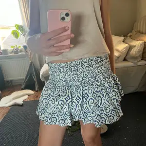 Superfin kjol från meet me there som köptes förra sommaren men knappt är använd alls. Den har inga defekter och säljer eftersom den inte kommer till användning🥰