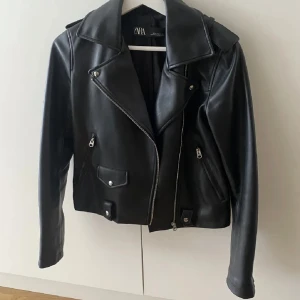 Skinnjacka  - En svart skinnjacka från Zara i mycket bra skick 