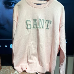 GANT tröja, dam strl L - Säljer en ljusrosa GANT-tröja, dam i strl L  Tröjan är aldrig använd. 