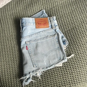 Levis shorts 501 - Säljer dessa super snygga Levis 501 shorts.  Storlek W24✨❣️ Köparen står för eventuell frakt.