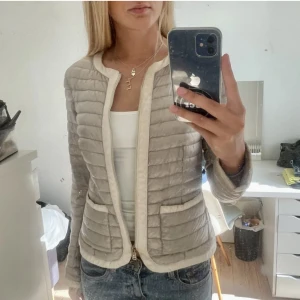 Henro jacka - Säljer min jättefina herno jacka perfekt för vår/höst eller sena sommarkvällar!💗💗 Använd fåtal gånger, nypris 5000kr!💗
