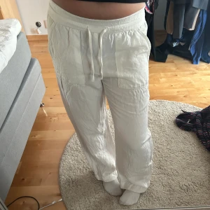 Vita Linnebyxor  - Jättefina vita linnebyxor från Kappahl! Säljer då de inte kommer till användning och är nästintill helt oanvända. Skriv vid intresse! 💕