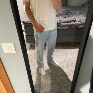 Jeans - Säljer mina jeans då de inte änväds. Skick 9/10. W30 L30 relaxed straight. Nypris 999 kr mitt pris 350 (kan diskuteras) Hör av dig vid minsta funderingar.