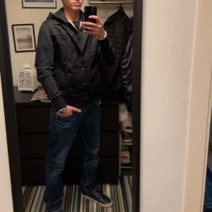 Tröja - Säljer denna tröjan då den inte kommer till användning längre. Minns inte vart jag köpte den eller hur mycket den kostade.