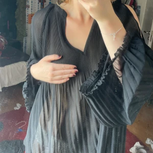 Svart flowig tröja - Asfin plisserad tröja! Så elegant och vacker, lägger sig fint på kroppen och är mycket bekväm🥰 bra skick. Meddela vid funderingar❤️