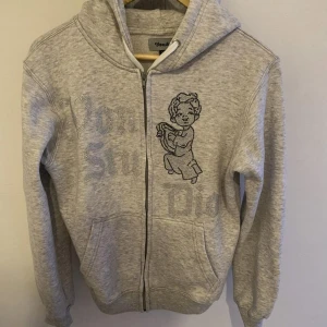 Vonstudio hoodie - Vonstudio hoodie grå stl M. I jätte fint skick