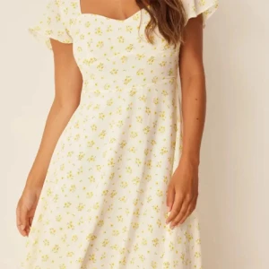 Klänning från asos 34 - Finaste sommarklänningen som är slutsåld från asos. Strl 34, använd en gång och utan defekter. Pris 150kr