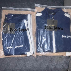 Palm angels  - Säljer min helt nya Palm angels set aldrig använd. Inga skador eller fläckar på den. Alla tags finns kvar inkludera påsen. Priset kan sänkas vid snabba affärer.