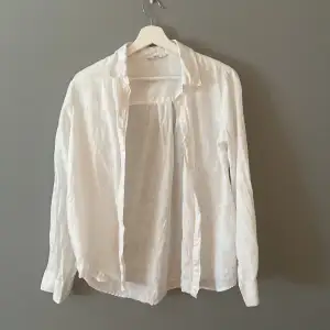 Säljer denna vita linne skjorta från Ellos. Storlek 38. Frakt tillkommer. I fint skick.