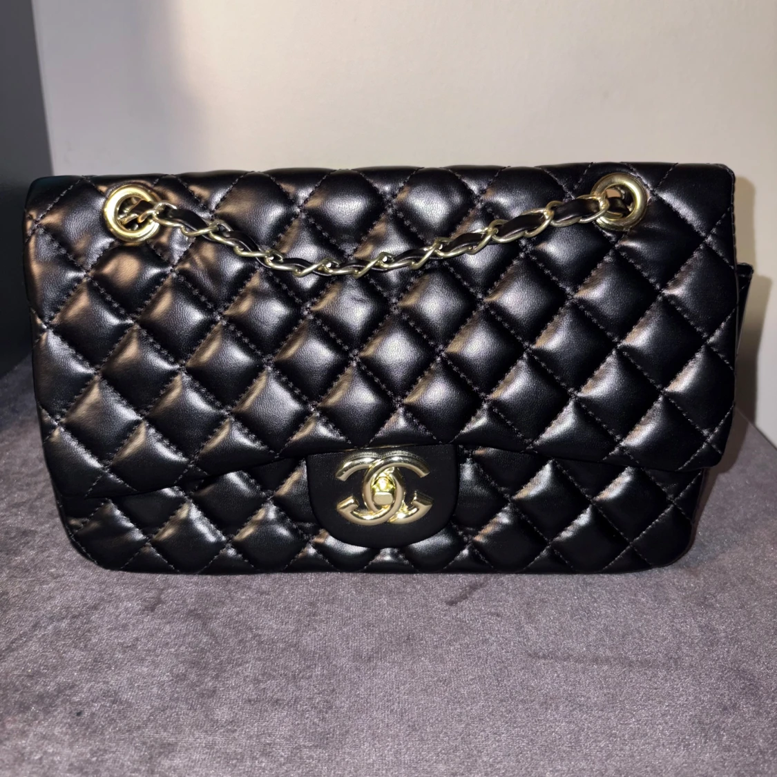 Chanel svart quiltad axelväska i skinn - 2