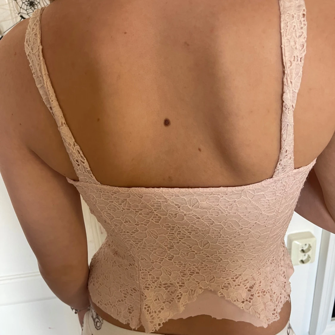 Ljusrosa spetslinne med breda axelband  - 1