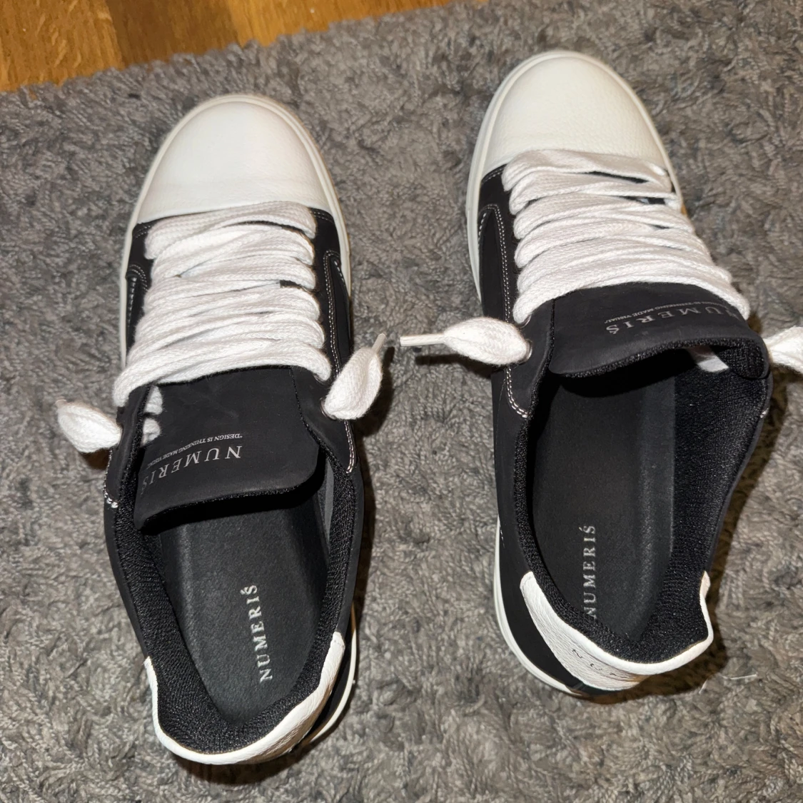 Svarta och vita sneakers från Numeris