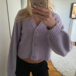 Ljuslila kofta från Gina Tricot - Superfin ljuslila kofta från Gina Tricot med croppad passform och stora ballongärmar. Tröjan är stickad, har v-ringning och stängs med tre knappar framtill. Tröjan passar storlek xs😍
