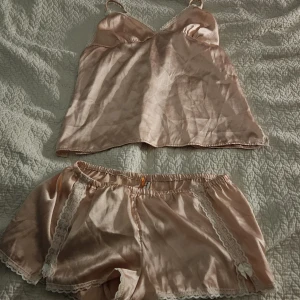 Rosa pjamas - Supersöt  pjamas från Gina Tricot med tunna axelband och spetsdetaljer. Gjord i glansigt satinliknande material som känns lyxigt och mjukt mot huden. Perfekt för dig som gillar en romantisk och feminin stil💕💕