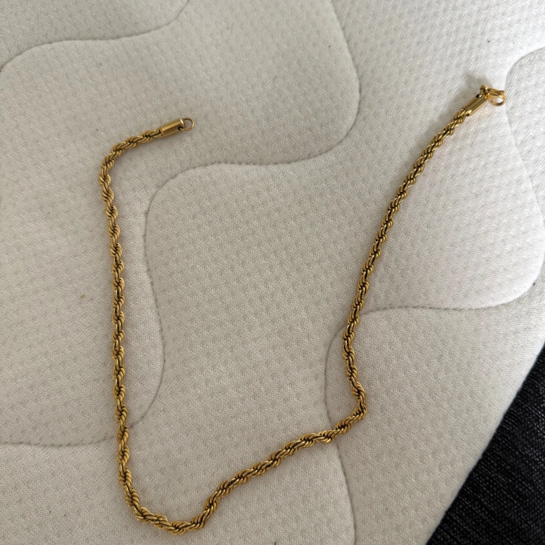 Guld halsband med tvinnad kedja