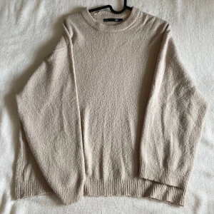 Beige stickad tröja  - Säljer en beige stickad tröja från Lager 157. Använts få gånger och är i jättebra skick.💓