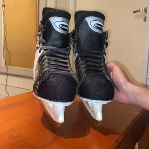 Ccm hockey skridskor - Hockey skridskor i bra skick, ny slipade. Stl 40, skydd kommer med