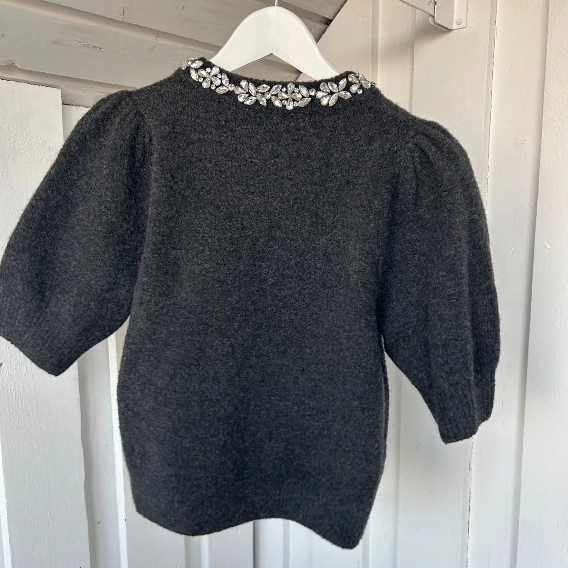 Mörkgrå stickad blus med pärlor Neo Noir - 3