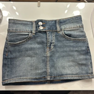 lågmidjad jeans kjol från hm - Snygg lågmidjad jeans kjol från hm