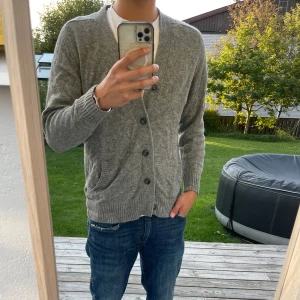 Grå kofta - | Säljer en stilren grå kofta från Homebound | Storlek L | Skick 9/10 | Mitt pris 129 |