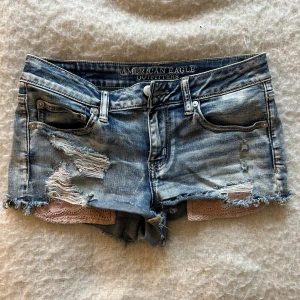 coola jeansshorts - As coola jeansshorts med detaljerade fickor från American eagle 🥰🥰 små i storlek 