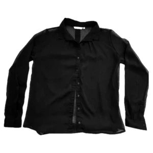 Svart transparent skjorta Sisters 36 - Svart transparent skjorta från Sisters i storlek 36. Skjortan har lång ärm, klassisk krage och knäppning framtill. Tunt, lätt material som ger en snygg och luftig känsla. Perfekt att styla lager på lager eller med ett linne under.