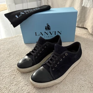 Lanvin cap toe navy  - Säljer nu ett par riktigt snygga mörkblå Lanvin skor🌟 | Storlek: Uk 10 - 44/45 | Bra skick, 8/10 (finns små tecken på användning) | Box och två dustbags ingår | Färg: Navy/mörkblå | Nypris: 4500kr mitt pris: 1999 | Hör av dig vid minsta lilla fundering! | A&Wfashion 🙌🏻