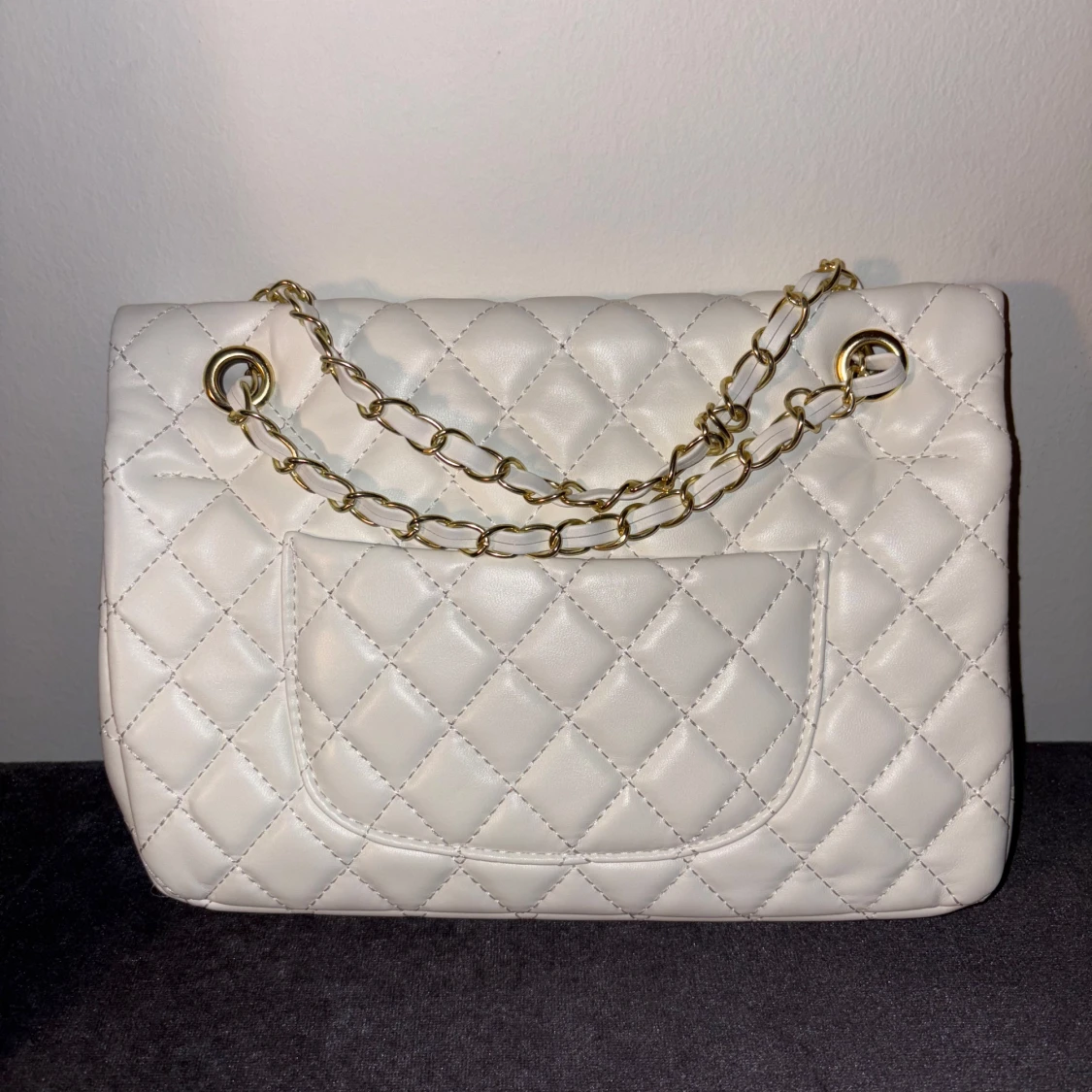 Vit quiltad Chanel handväska i skinn - 1