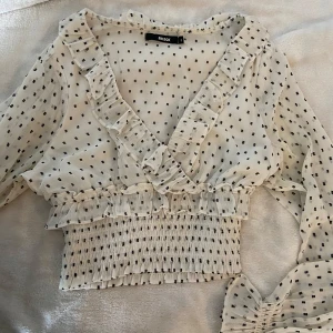 Prickig blus från Bik Bok - Söt cremefärgad prickig blus från Bik Bok💕💕