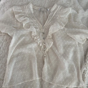 Zara blus  - Säljer denna söta blusen som har ett litet håll men syns knappt på 🥰
