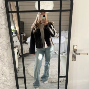 kappa - jättesöt kappa från Kappahl som är perfekt nu till hösten, i bra skick då den inte använts så mycket, nypris 700kr. 