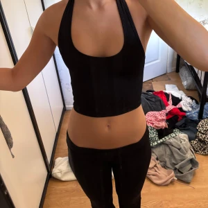 Svart ribbad halterneck linnetopp - Säljer en svart halterneck linnetopp som är ribbad i storlek xs ifrån H&M 😊💕! (Pris kan diskuteras) 